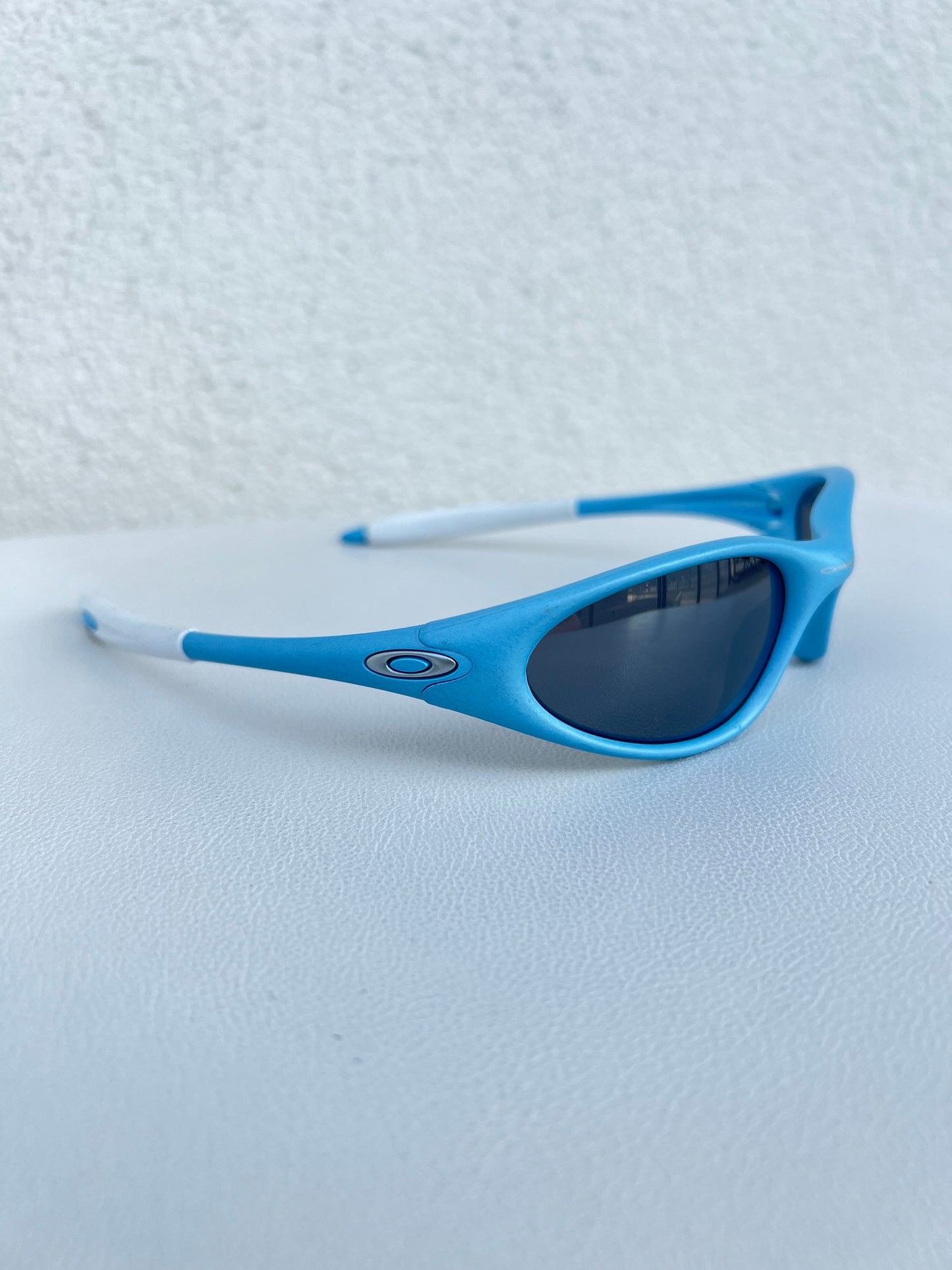 2000 Vintage Oakley Minute Gen 2 Powder Blue / Black Iridium Sunglasses