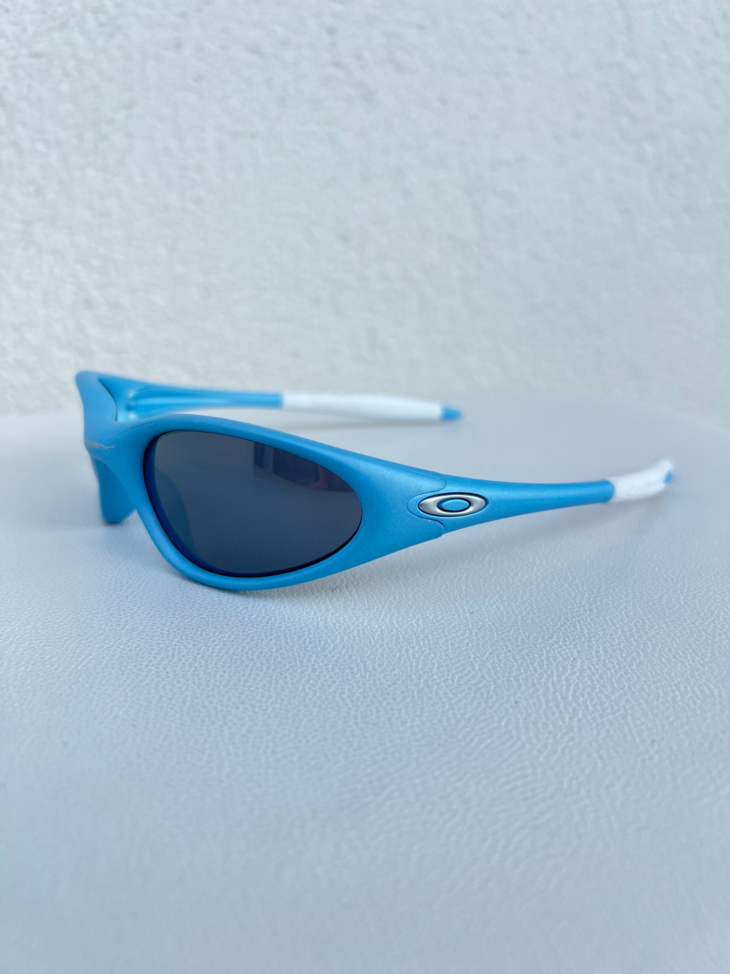 2000 Vintage Oakley Minute Gen 2 Powder Blue / Black Iridium Sunglasses