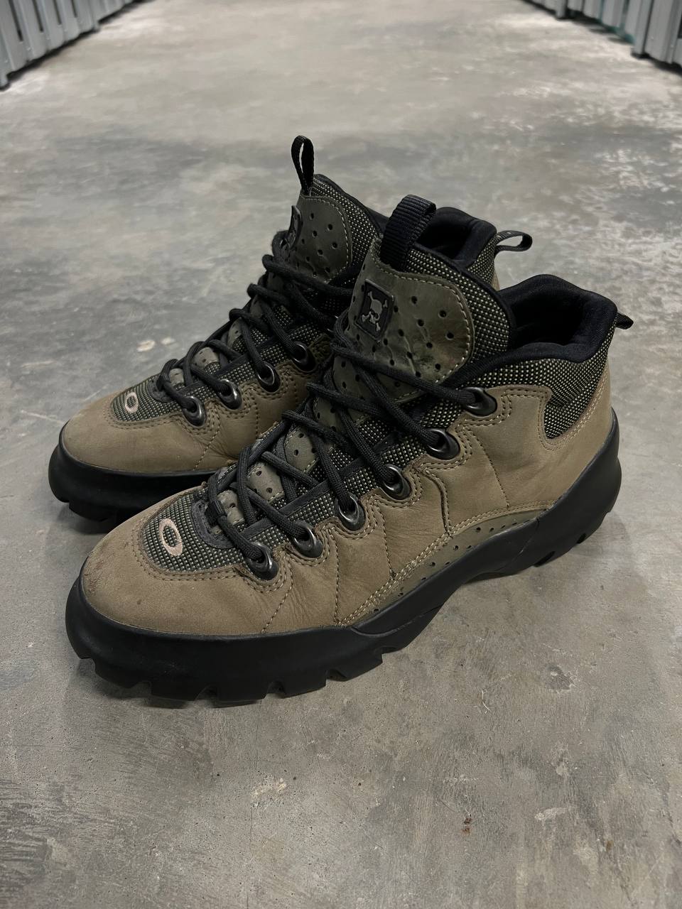 00s Vintage Oakley Nail Mid Top Shoes