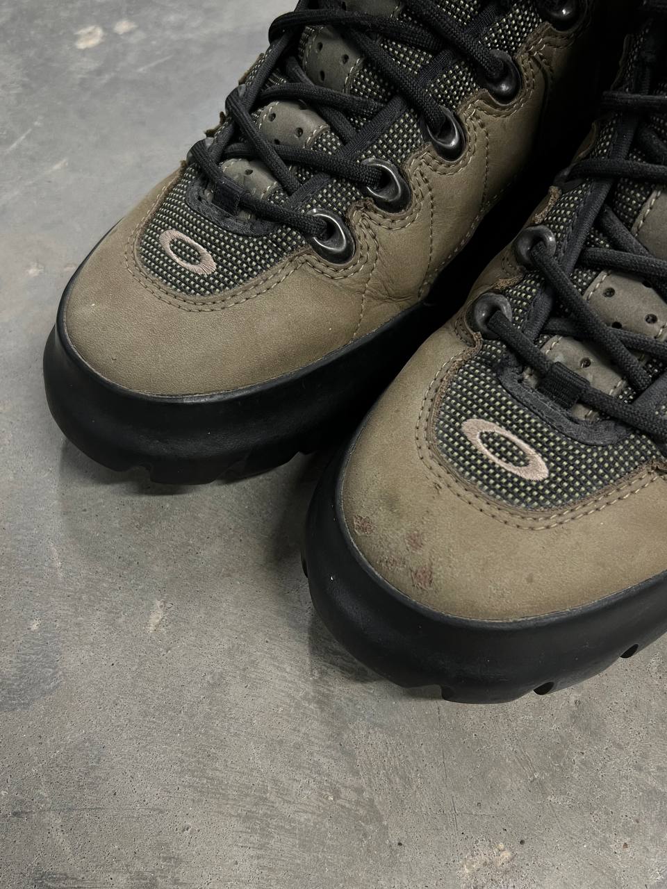 00s Vintage Oakley Nail Mid Top Shoes