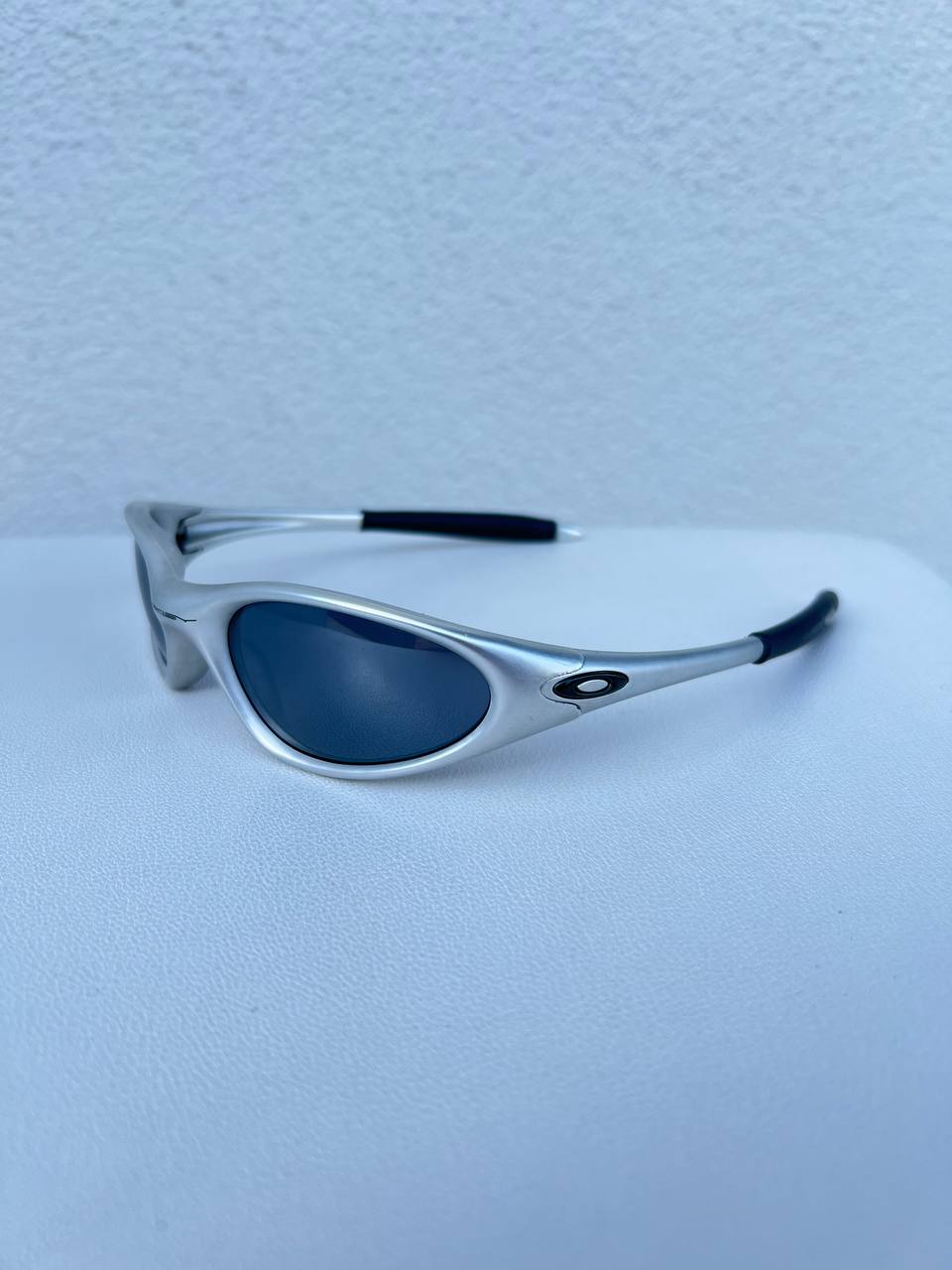 1999 Vintage Oakley Minute Sunglasses Silver / Black Iridium