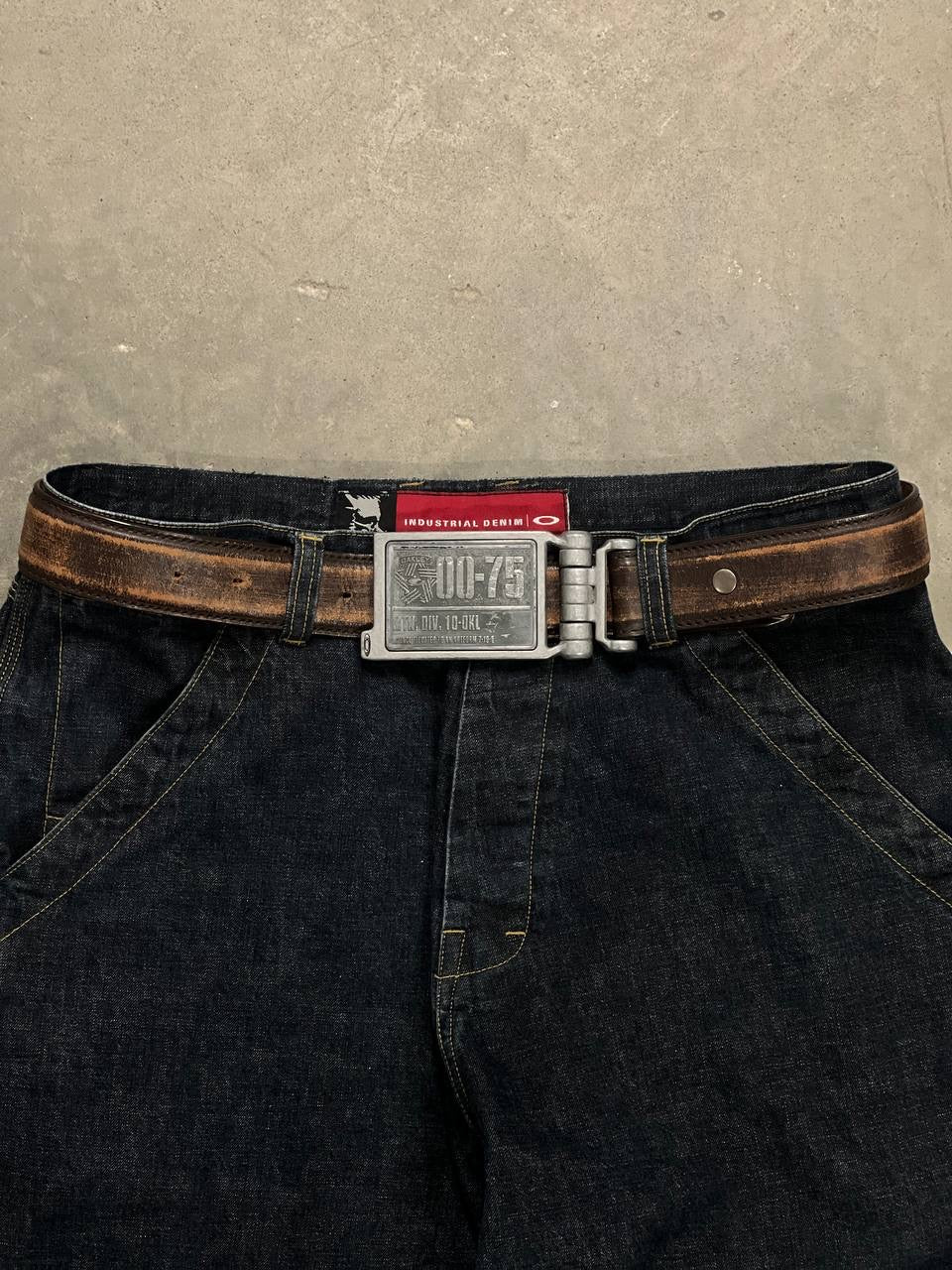 00s Vintage Oakley Crest Buckle Plate Leather Belt